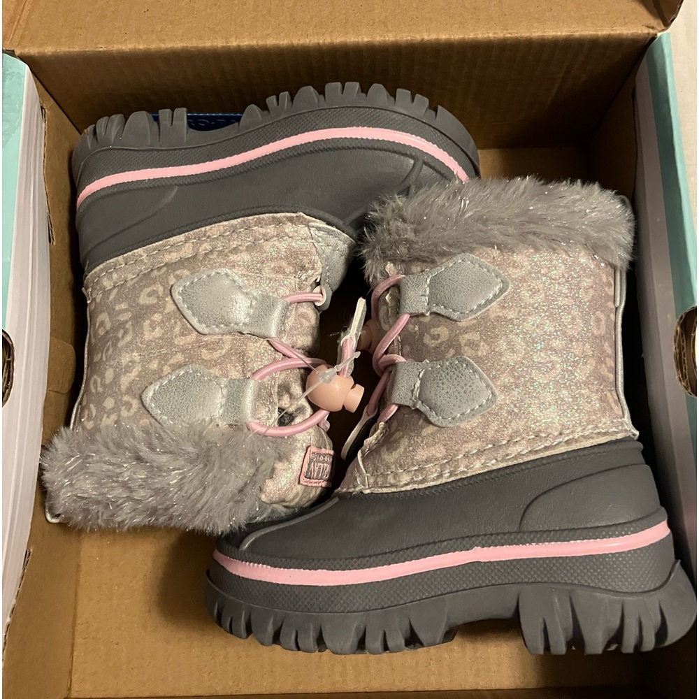 NWT toddler girl size 5 snow boots.